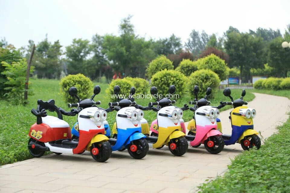 Anak -anak mainan warna naik mobil