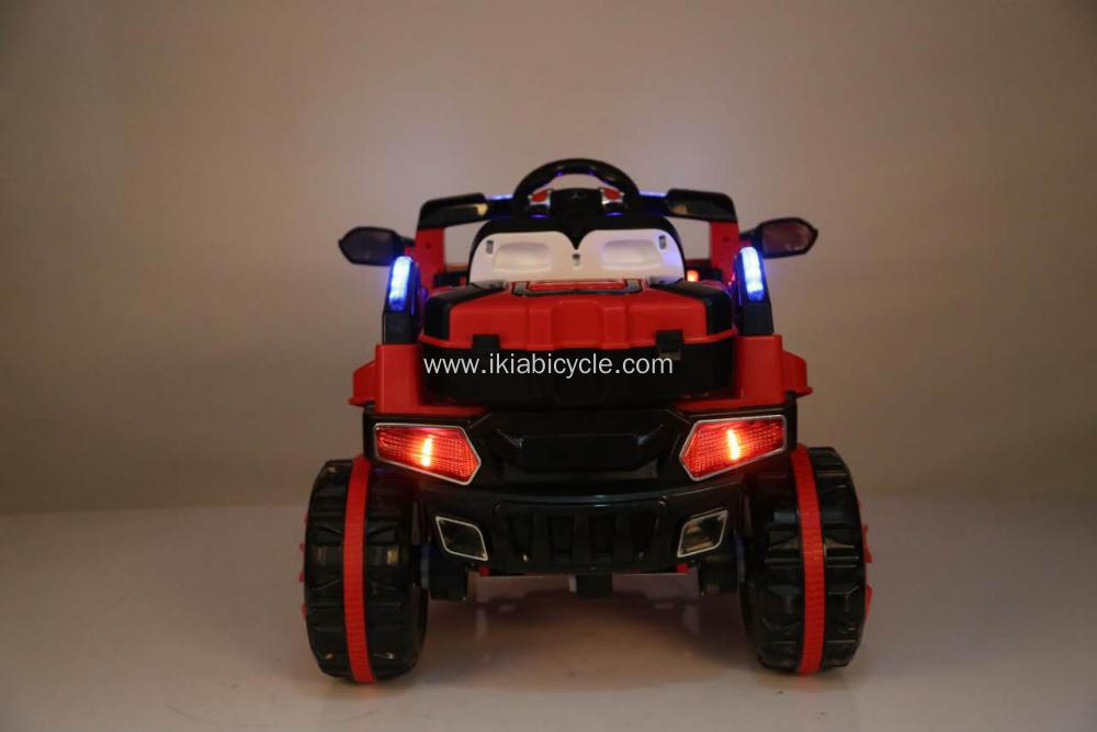 Perjalanan merah di mobil dengan remote control