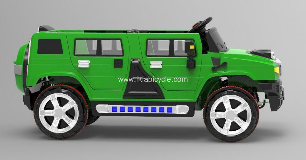 Mobil listrik naik warna hijau di atas mobil