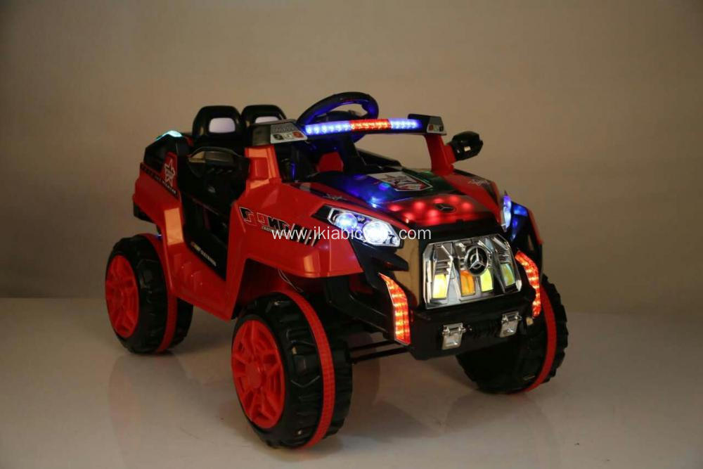 Anak -anak mengendarai mobil dengan remote control