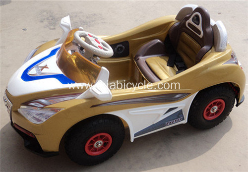 Naik mobil dengan musik